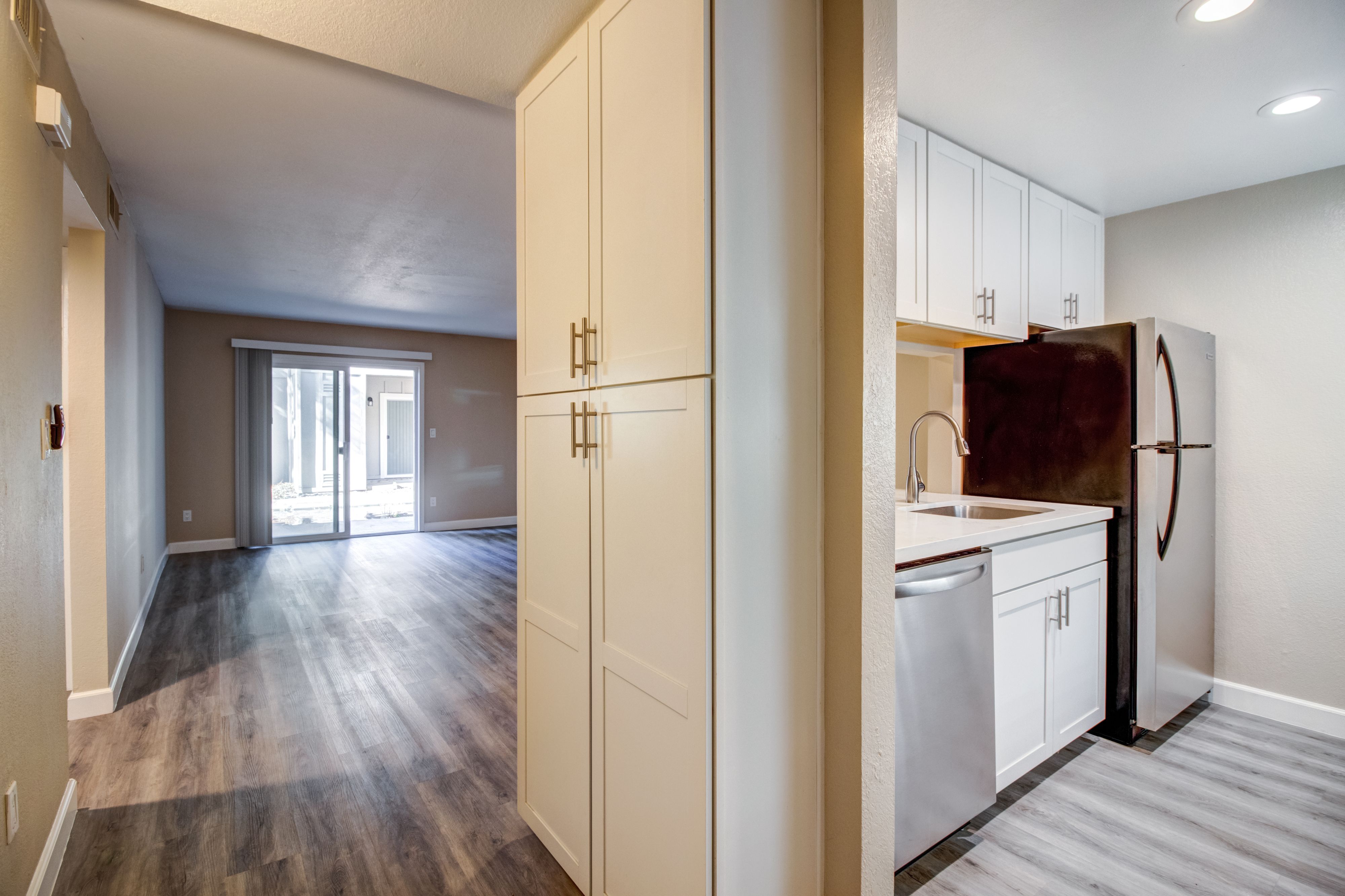 Round Hill Creek Apartments photo 2